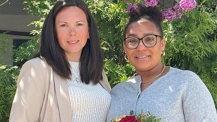 Blumen und Stab&uuml;bergabe (von links) Jelena Hilfer und Stefanie Baldwin.