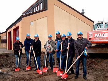 Sie vollzogen den Spatenstich (von links):  Lothar Mühlfelder, Andreas Winkler,  Bernhard Ruß, Holger Nüßlein mit Sohn Mattis, Anton Röder, Gerhard Zösch sowie  Hugo Barthel  und Heinrich Schmitt.   Foto:  ab