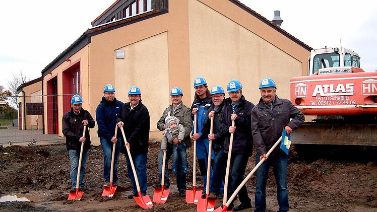 Sie vollzogen den Spatenstich (von links):  Lothar Mühlfelder, Andreas Winkler,  Bernhard Ruß, Holger Nüßlein mit Sohn Mattis, Anton Röder, Gerhard Zösch sowie  Hugo Barthel  und Heinrich Schmitt.   Foto:  ab