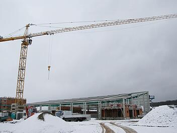 Der neue Sitz von Mainfranken Logistik: Links von der Werkstatthalle ist das Bürogebäude zu sehen. Fotos: Arkadius Guzy