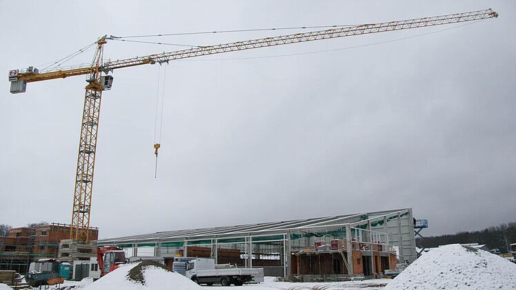 Der neue Sitz von Mainfranken Logistik: Links von der Werkstatthalle ist das Bürogebäude zu sehen. Fotos: Arkadius Guzy