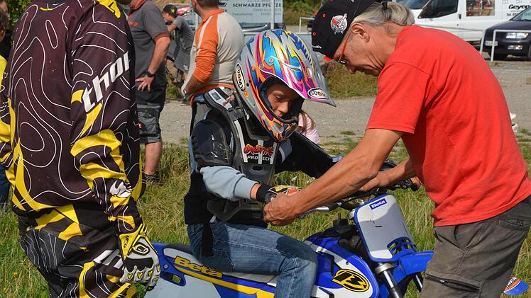 Nach der "Theorie" durften alle Kinder auch selbst einige Runden auf speziellen Kinder-Moto-Cross Maschinen auf der Wiese drehen.
