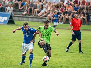 Verbissen wurde im Kulmbacher Stadtderby um jeden Zentimeter gekämpft. Hier bearbeiten sich VfB-Kapitän Max Wolharn (links) und ATS-Stürmer Christian Auner. Foto: Alexander Muck