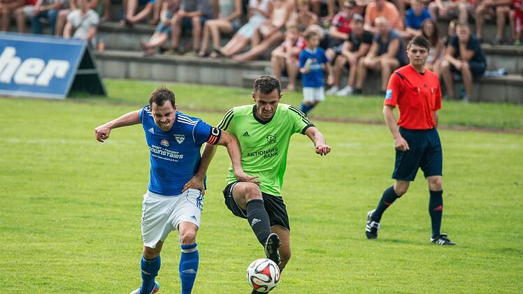 Verbissen wurde im Kulmbacher Stadtderby um jeden Zentimeter gekämpft. Hier bearbeiten sich VfB-Kapitän Max Wolharn (links) und ATS-Stürmer Christian Auner. Foto: Alexander Muck