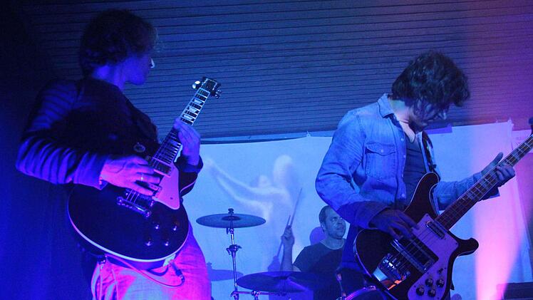 Wüste und Space: Kosmodrom spielten schön dicken Stonerrock. Seit einiger Zeit haben sich die Bands in der alten Schule Gößmannsreuth zusammengetan und eine Konzertreihe auf die Beine gestellt. Foto: Christian Bauriedel