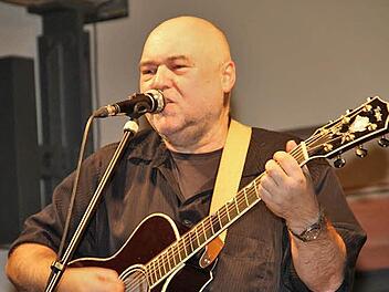 Vollblutfranke Wolfgang Buck begeisterte seine Fans im Lichtenfelser Stadtschloss mit Liedern von humorvoll bis nachdenklich.  Foto: Gerda Völk