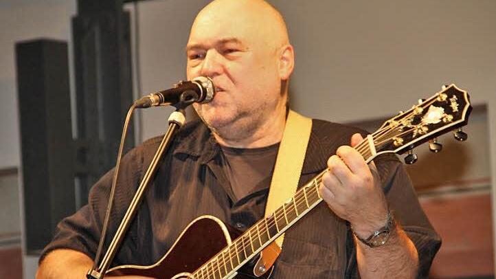 Vollblutfranke Wolfgang Buck begeisterte seine Fans im Lichtenfelser Stadtschloss mit Liedern von humorvoll bis nachdenklich.  Foto: Gerda Völk