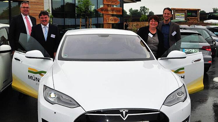 IHK-Vizepräsident Michael Möschel, Landrat Klaus Peter Söllner und die Klimaschutzbeauftragte Ingrid Flieger vom Landratsamt besichtigten den elektrobetriebenen S-Klassen Tesla des Energieunternehmers Mario Münch (von links). Foto: Stephan-Herbert Fuchs