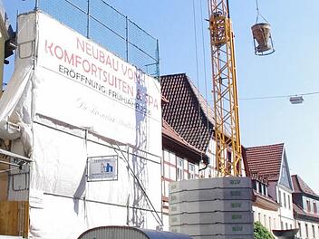 In der Amtsgerichtsstraße 10 wird wieder gearbeitet. Inzwischen ist eine neue Baugenehmigung für das Vorhaben von Bernd Holzmann erteilt worden. Foto: Marco Meißner