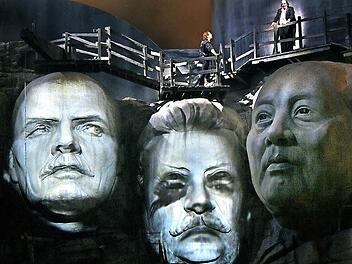 Siegfried (Stefan Vinke, oben li.) und Wotan (Wolfgang Koch) über einem revolutionären Mount Rushmore  Foto: Bayreuther Festspiele/Enrico Nawrath