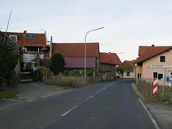 Entlang der Staatsstraße wird ein Radweg nach Donnersdorf gebaut. Hier in Steinsfeld müsste er aus Platzgründen unterbrochen werden, wenn es nicht gelingt, eine Trasse Richtung Sportgelände zu realisieren. Foto: Sabine Weinbeer