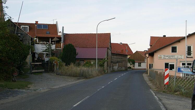 Entlang der Staatsstraße wird ein Radweg nach Donnersdorf gebaut. Hier in Steinsfeld müsste er aus Platzgründen unterbrochen werden, wenn es nicht gelingt, eine Trasse Richtung Sportgelände zu realisieren. Foto: Sabine Weinbeer