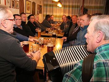 In fr&ouml;hlicher Runde singen die Rottersh&auml;user unter der musikalischen Begleitung von Hubert Mangold (vorne rechts).  Foto: Thomas Malz