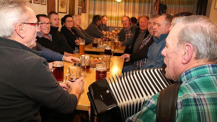 In fr&ouml;hlicher Runde singen die Rottersh&auml;user unter der musikalischen Begleitung von Hubert Mangold (vorne rechts).  Foto: Thomas Malz