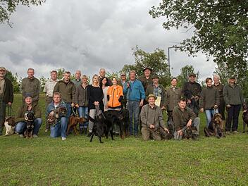 16 Frauen und Männer absolvierten mit ihren Jagd- und Begleithunden die Abschlussprüfung des Hundeführerlehrgangs, ausgerichtet von der Kreisgruppe Haßfurt des Bayerischen Landesjagdverbandes. Foto: Ulrike Langer