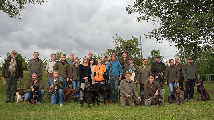16 Frauen und Männer absolvierten mit ihren Jagd- und Begleithunden die Abschlussprüfung des Hundeführerlehrgangs, ausgerichtet von der Kreisgruppe Haßfurt des Bayerischen Landesjagdverbandes. Foto: Ulrike Langer