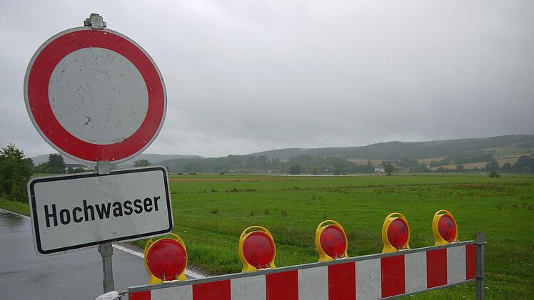 Nichts geht mehr: Aufgrund der langanhaltenden Regenfälle trat die Itz über die Ufer. Deshalb musste gestern Vormittag die Kreisstraße CO 1 zwischen Lahm und Hemmendorf für den Verkehr gesperrt werden. Weitere Behinderungen gab es im Landkreis Coburg aber nicht. Foto: Berthold Köhler
