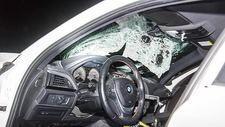 Die 58-jährige Fahrerin des Autos hatte wohl Glück die Attacke zu überleben. Foto: Benjamnin Nolte/dpa