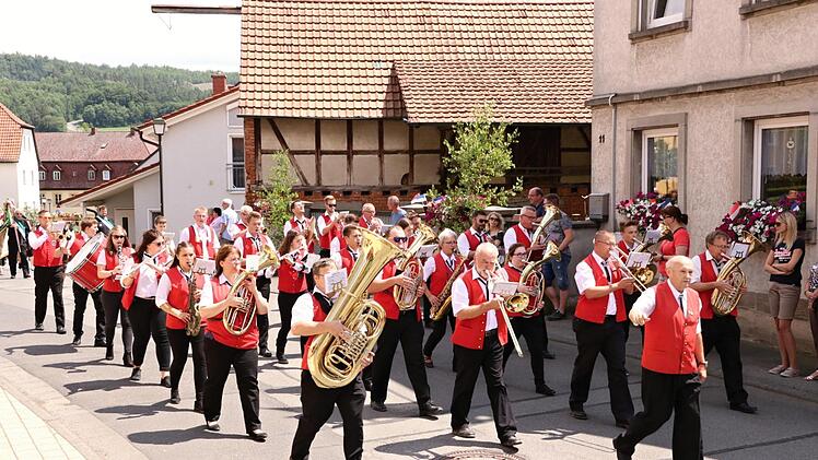 Die Weisachtaler Blasmusik durfte im Festzug aus Anlass "900 Jahre Maroldsweisach" in ihrem Ort nicht fehlen.Helmut Will