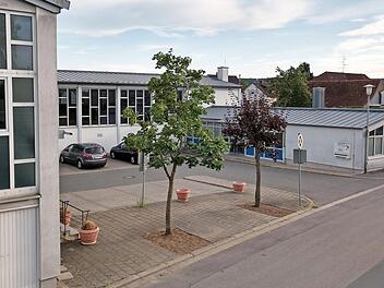 Links im Vordergrund das temporäre Bürgerhaus, hinten die Gemeindeturnhalle. Der Anbau, der abgerissen und neu errichtet werden könnte, ist rechts zu sehen. Foto: Johannes Michel