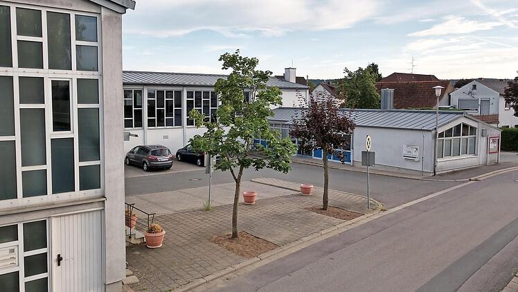 Links im Vordergrund das temporäre Bürgerhaus, hinten die Gemeindeturnhalle. Der Anbau, der abgerissen und neu errichtet werden könnte, ist rechts zu sehen. Foto: Johannes Michel