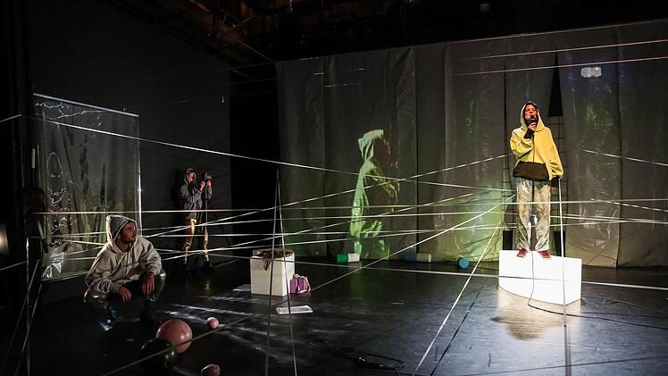 Szene aus "4.48 Psychose" im Coburger Theater in der Reithalle Foto:  Henning Rosenbusch