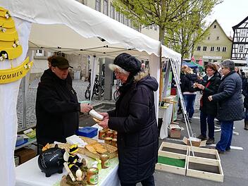 Die Aktion "Mürscht blüht auf" startete am Ostermarkt. Dort konnten Interessierte Saatgut für Blühflächen erhalten und sich über Blühpatenschaften auf Feldern rund um Münnerstadt informieren.  Heike Beudert