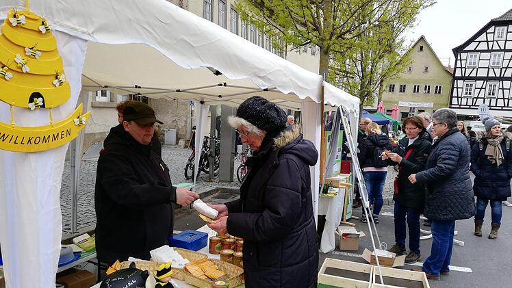 Die Aktion "Mürscht blüht auf" startete am Ostermarkt. Dort konnten Interessierte Saatgut für Blühflächen erhalten und sich über Blühpatenschaften auf Feldern rund um Münnerstadt informieren.  Heike Beudert