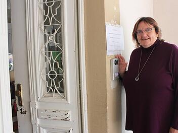 Pfarrerin Anne Salzbrenner an der Tür zum Pfarrhaus. Die Sprechanlage mit Kamera gab es dort schon, bevor einem Flüchtling Kirchenasyl gewährt worden war. Popp