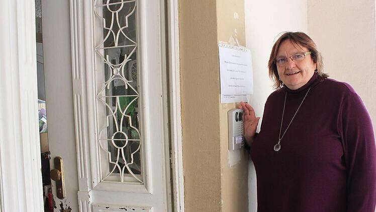 Pfarrerin Anne Salzbrenner an der Tür zum Pfarrhaus. Die Sprechanlage mit Kamera gab es dort schon, bevor einem Flüchtling Kirchenasyl gewährt worden war. Popp