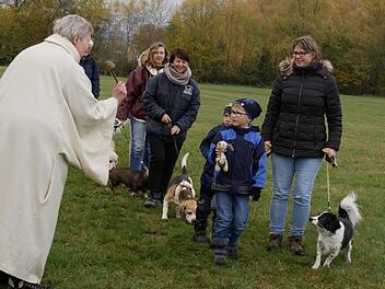 Stolz marschiert Dominik mit seinem Stoffhund "Hanno", Mama,  Brüderchen Fabian und dem Familienhund "Luis" am Altar vorbei. Und Martina  Braun segnete auch "Hanno". Foto: Manja von Nida
