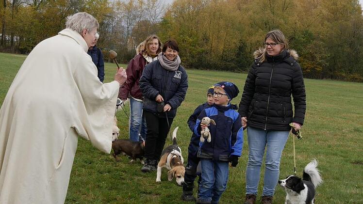 Stolz marschiert Dominik mit seinem Stoffhund "Hanno", Mama,  Brüderchen Fabian und dem Familienhund "Luis" am Altar vorbei. Und Martina  Braun segnete auch "Hanno". Foto: Manja von Nida