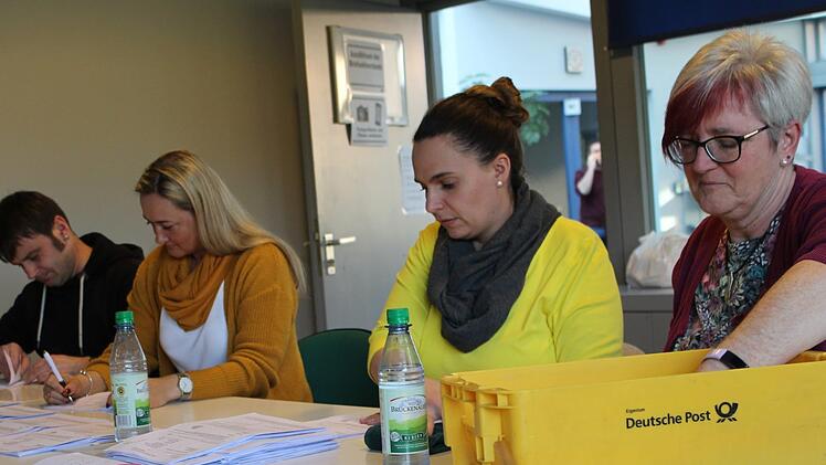 Wahlhelfer bereiten in der Georgi-Halle das Auszählen der Briefwahlunterlagen vor. Foto: Julia Raab