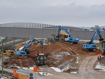 Der erste Teil der neuen Autobahnbrücke bei Kemmern steht.Foto: Ronald Rinklef