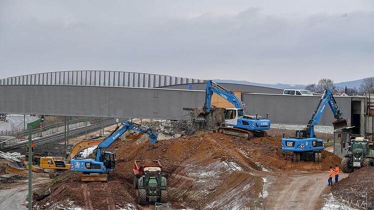 Der erste Teil der neuen Autobahnbrücke bei Kemmern steht.Foto: Ronald Rinklef