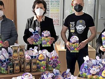 Robert Wagner, Vermögensberater der DVAG, Edda Kroos, Andreas Heber und Verena Hochherz freuen sich über die regionale Kooperation. Als Startschuss übergaben Heber und sein Team 450 Osterkörbchen.