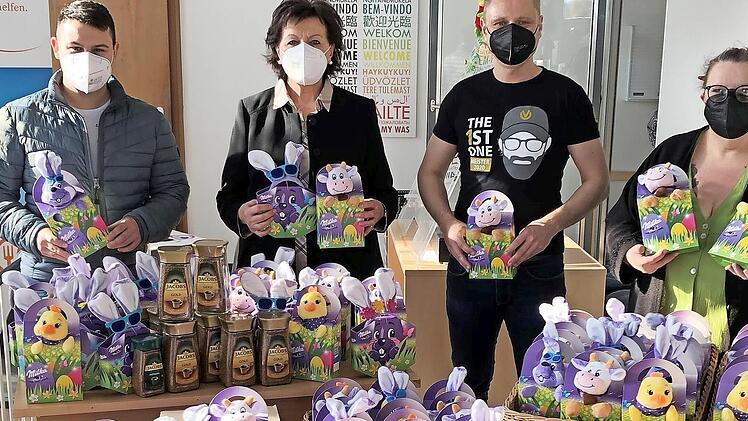 Robert Wagner, Vermögensberater der DVAG, Edda Kroos, Andreas Heber und Verena Hochherz freuen sich über die regionale Kooperation. Als Startschuss übergaben Heber und sein Team 450 Osterkörbchen.