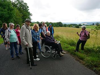 "Natur unvergesslich" - Interessierte und Betroffene trafen sich in  Sandberg im Rahmen des Projektes "Rhöner Walderleben für Menschen mit  Demenz" mit Projektmanagerin Martina Heinrich (rechts) zu einem  Waldspaziergang. Foto: Marion Eckert