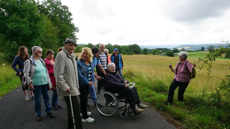 "Natur unvergesslich" - Interessierte und Betroffene trafen sich in  Sandberg im Rahmen des Projektes "Rhöner Walderleben für Menschen mit  Demenz" mit Projektmanagerin Martina Heinrich (rechts) zu einem  Waldspaziergang. Foto: Marion Eckert
