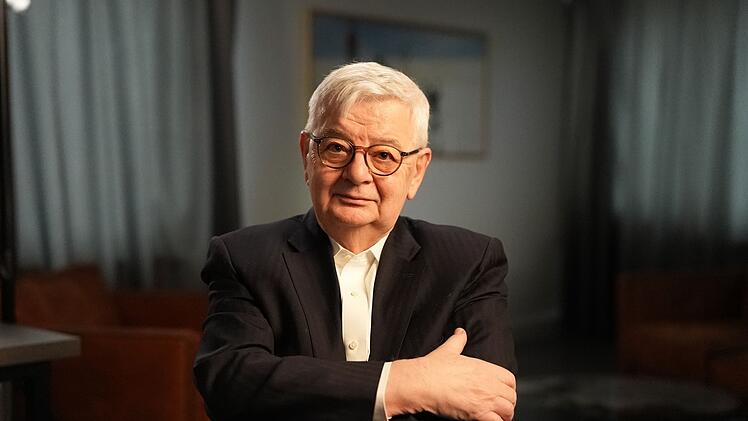 Joschka Fischer, damals Bundesau&szlig;enminister, war eng in die Krisenkommunikation eingebunden. Er berichtet &uuml;ber Verhandlungen mit den Taliban.