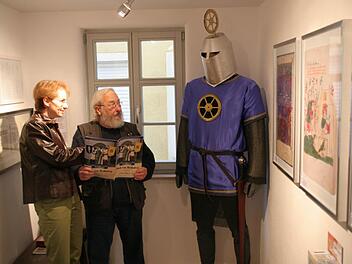 Gewandmeisterin Franziksa  Rabe und Manfred Schwab                    freuen sich über ihren staatlichen Ritter Wigalois.Fotos: fra-press