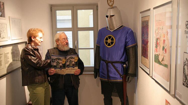 Gewandmeisterin Franziksa  Rabe und Manfred Schwab                    freuen sich über ihren staatlichen Ritter Wigalois.Fotos: fra-press