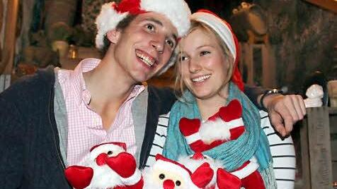 Hoffentlich kommt ein Knecht Ruprecht! Anton und Cecily vertreiben sich das Warten mit lustigen Erinnerungen aus ihrer Kindheit.