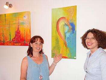 Daniela Köhler (links) aus Bastheim zeigt im Landgasthaus Rhönblume ihre aktuellen Acrybilder. Das Bild zeigt sie mit Wirtin Traudl Simon-Trensch bei der Ausstellungseröffnung. Foto: Eckert