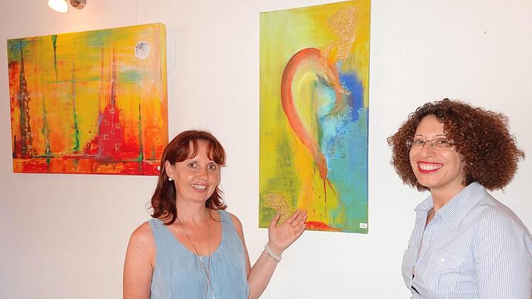 Daniela Köhler (links) aus Bastheim zeigt im Landgasthaus Rhönblume ihre aktuellen Acrybilder. Das Bild zeigt sie mit Wirtin Traudl Simon-Trensch bei der Ausstellungseröffnung. Foto: Eckert