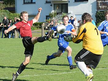 Und wieder ist Martin Bielecki zur Stelle: Kothens Schlussmann (rechts) hat hier das bessere Ende gegen Nico Keßler (links) für sich und gestattete auch keinem anderen Lauterer ein Tor. Beobachter der Szenerie ist DJK-Spielführer Manuel Bug. Foto: ssp