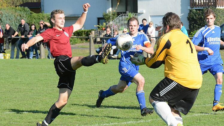 Und wieder ist Martin Bielecki zur Stelle: Kothens Schlussmann (rechts) hat hier das bessere Ende gegen Nico Keßler (links) für sich und gestattete auch keinem anderen Lauterer ein Tor. Beobachter der Szenerie ist DJK-Spielführer Manuel Bug. Foto: ssp