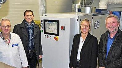 Das ist die neue Mikrogasturbine (im Bild). Die Technik und das Konzept stellten vor (von links): Christian Hastedt, Norbert Zösch vom Stadtwerk Haßfurt sowie Anne Feulner und Klaus Hammelbacher.
