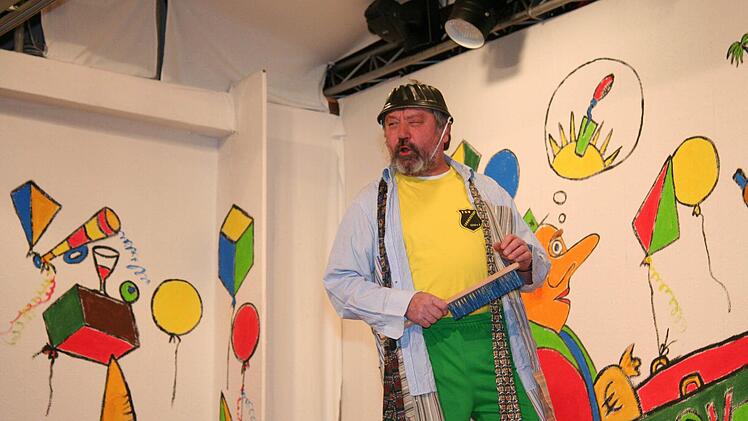 Hans Singer in Aktion beim Fasching 2013 - er wurde nun zum Ehrenmitglied des TSV Lonnerstadt ernannt.  Foto: Archiv/Evi Seeger