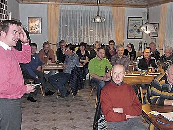 Bürgermeister Förtsch stand bei der Bürgerversammlung Rede und Antwort.  Foto: Löwisch